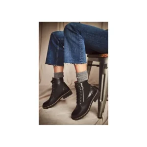 PIKOLINOS Vicar W0V-8610 Negro, granate y hielo. Bota plana cordones mujer